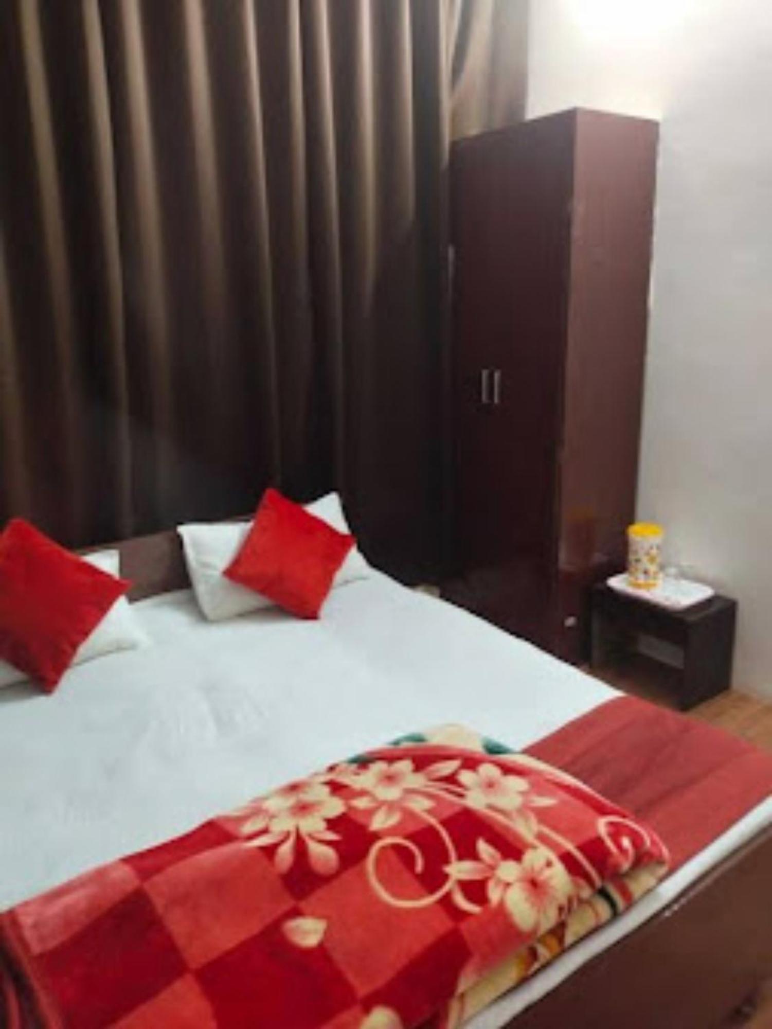 Goroomgo Paradise - Parking & Restaurant Available - Perfect Location And Comfortable