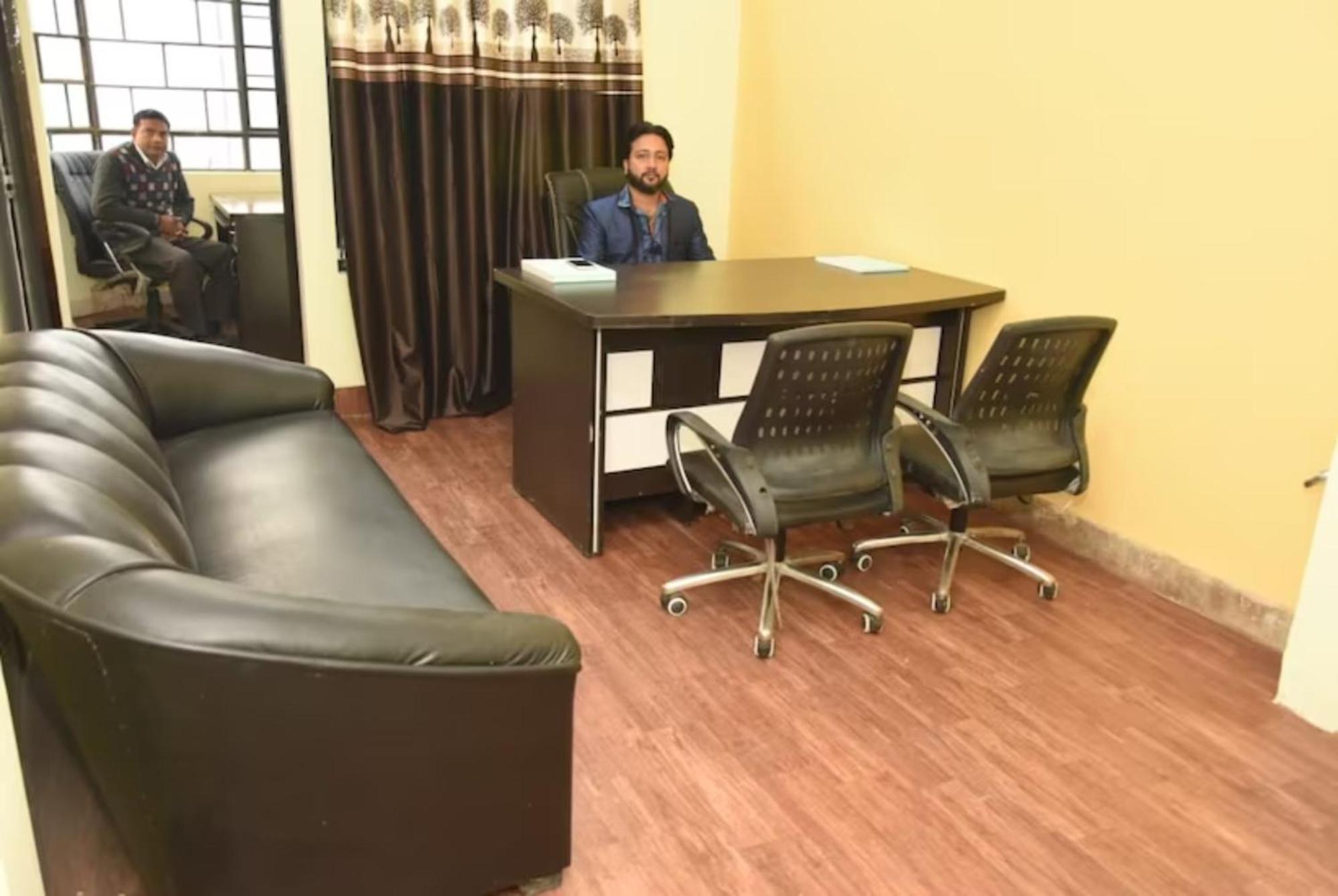 Goroomgo Paradise - Parking & Restaurant Available - Perfect Location And Comfortable Hotel Varanasi